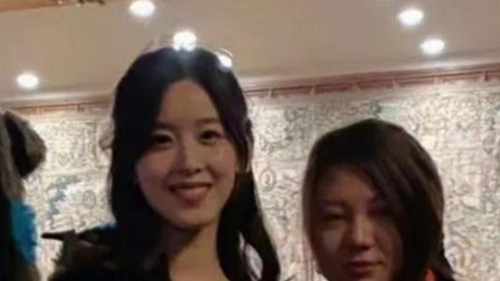杨天真与章泽天不丹徒步，腿跟奶茶妹妹一样细，但脸瘦不下去好大
