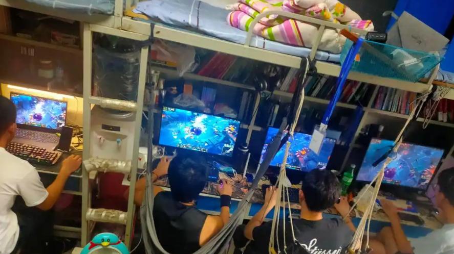 逆光提醒：从题海到人海，用游戏开启你的大学社交新纪元！
