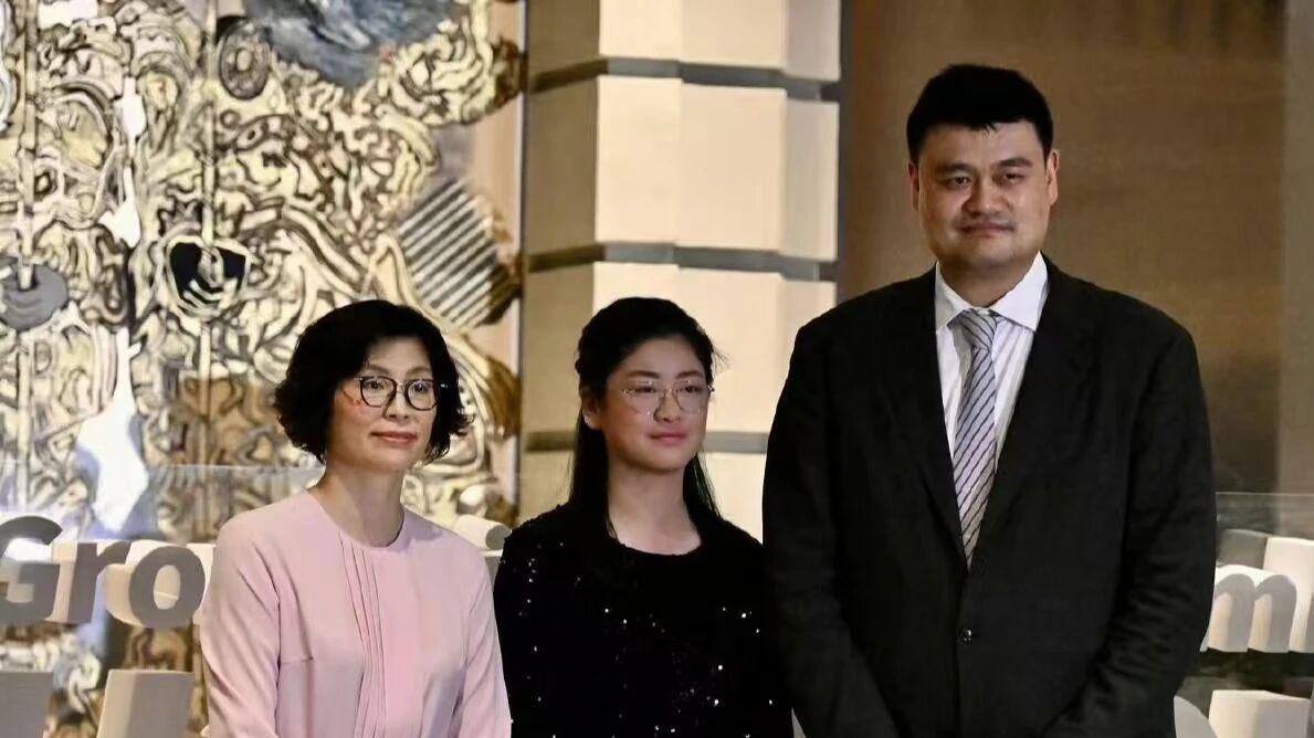 15岁近2米，姚明女儿惊艳亮相！比身高更亮眼的是她的才华与家教