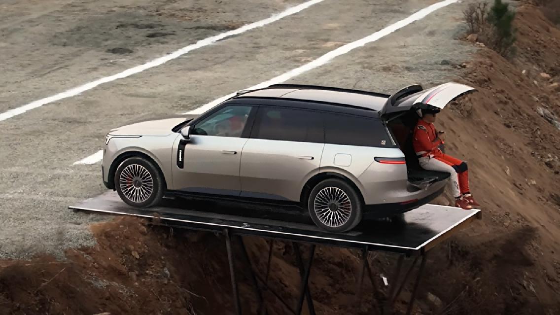 高速紧急避险与爆胎弯道演绎，领克900展现大车灵活操控魅力