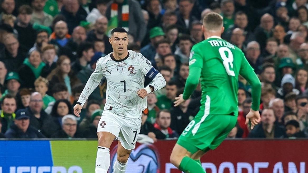 墨西哥翻新后的世界杯球场揭幕，C罗到时粉“墨”登场