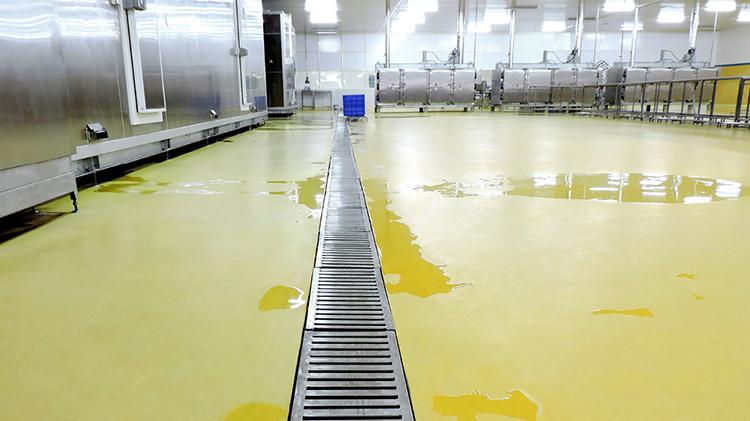 海鲜加工厂地面：对抗盐渍腐蚀，水性聚氨酯砂浆地坪的耐久性超乎想象。