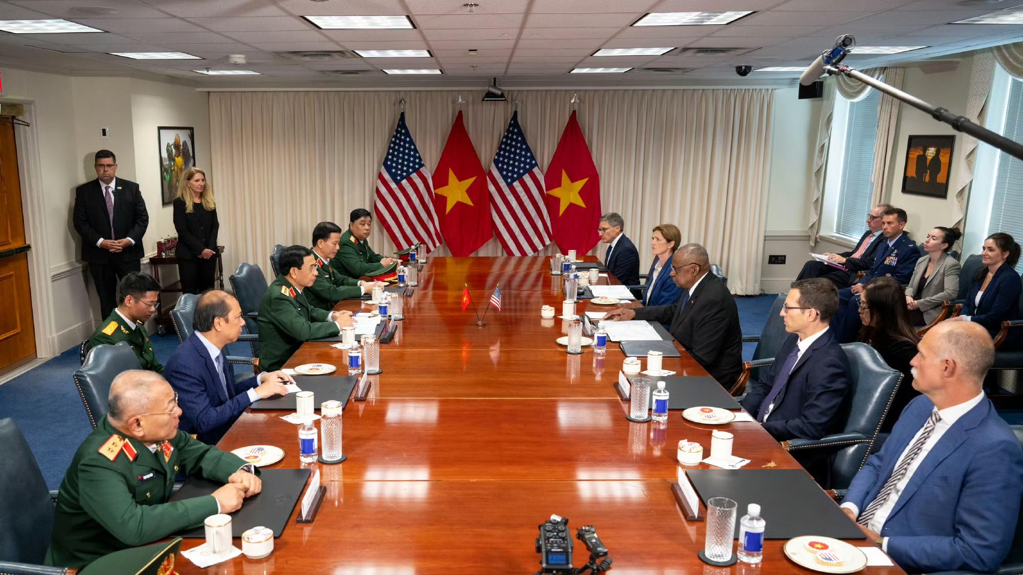 终于，中方作出选择，东盟扩员至11国，第一个对美投降的国家出现