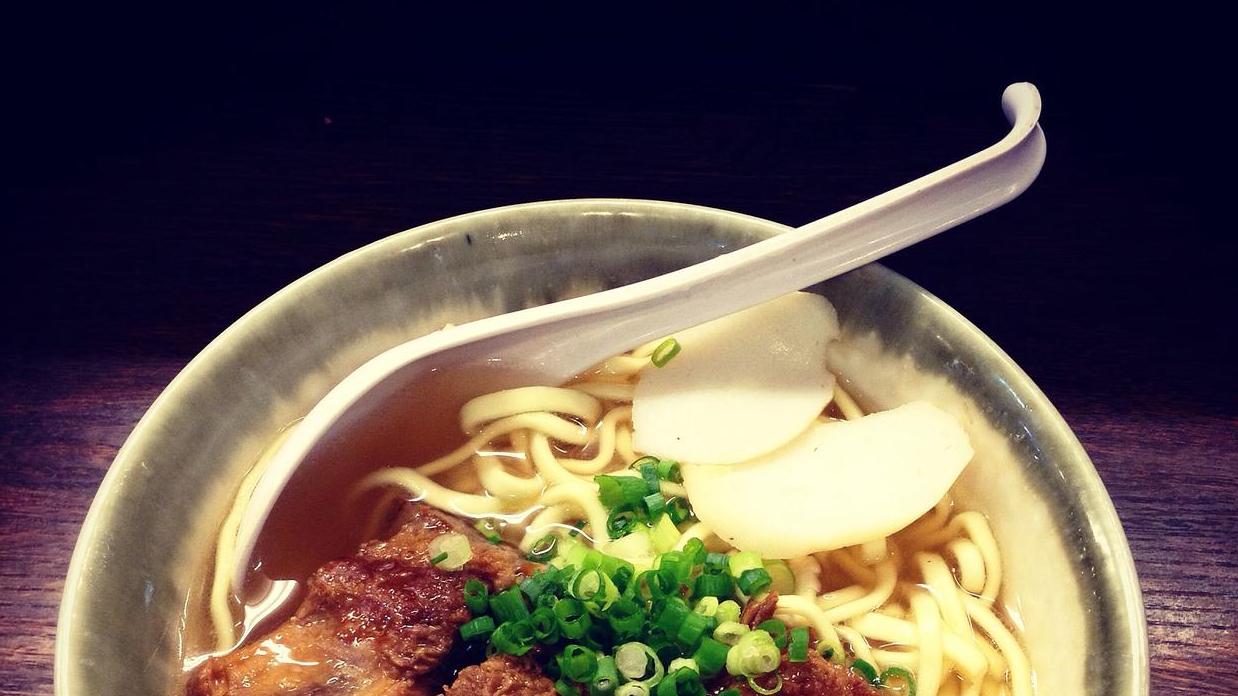 酥烂脱骨的排骨 + 手工面，一碗暖透奔波日常