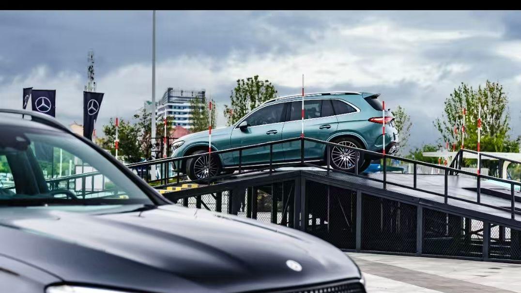 济南上演“都市越野剧场”奔驰长轴距GLC轻松拿捏山湖泉城全路况