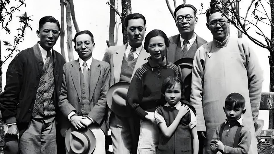 金岳霖爱了林徽因一生，梁思成再娶那日，他在她坟前倚墓而眠