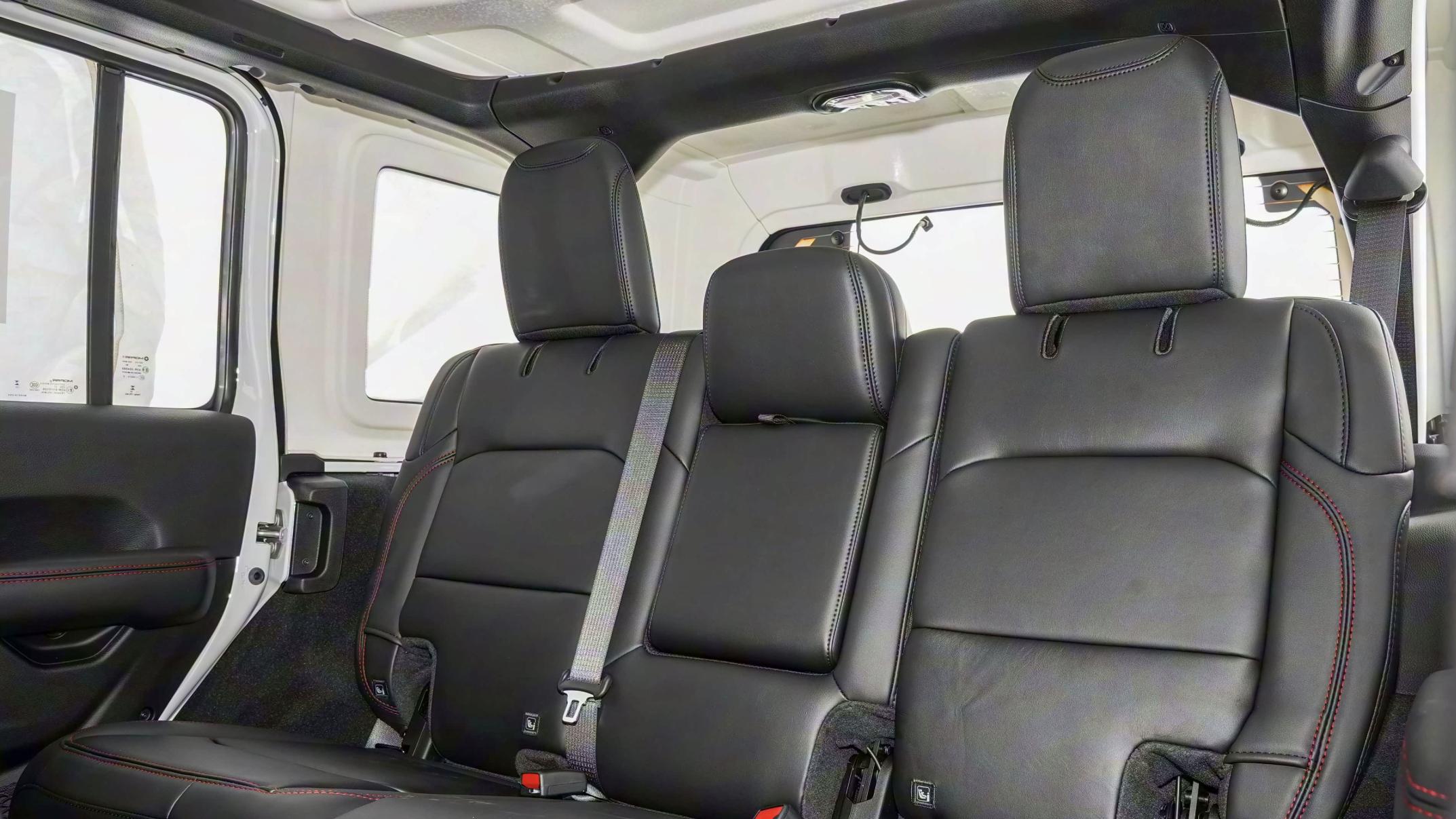 浪漫的越野车，方盒子车身+白色车顶，提供2.0T四缸/3.6升V6动力