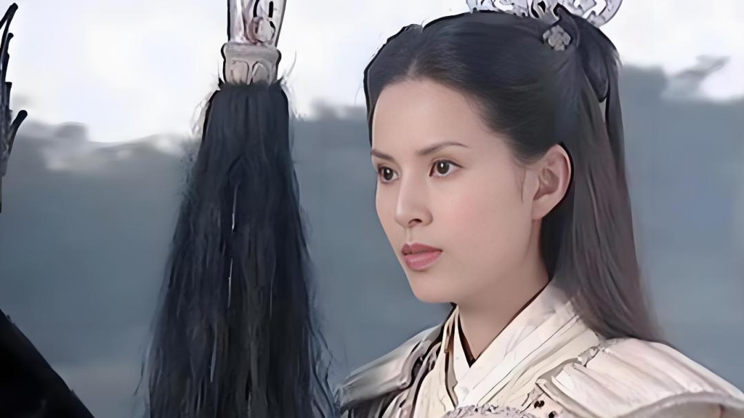 《与晋长安》：宋轶尬演女将军，两腮无肉，骨瘦如柴，难怪被质疑整容。