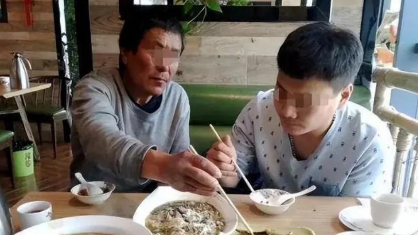 张雪峰无情揭穿新型啃老：父母毫不知情，还在跟亲戚夸孩子有出息