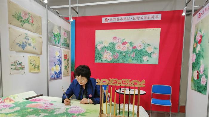 府东街丨从巨野工笔牡丹画亮相全球妇女峰会，看乡村振兴的“另一种开花