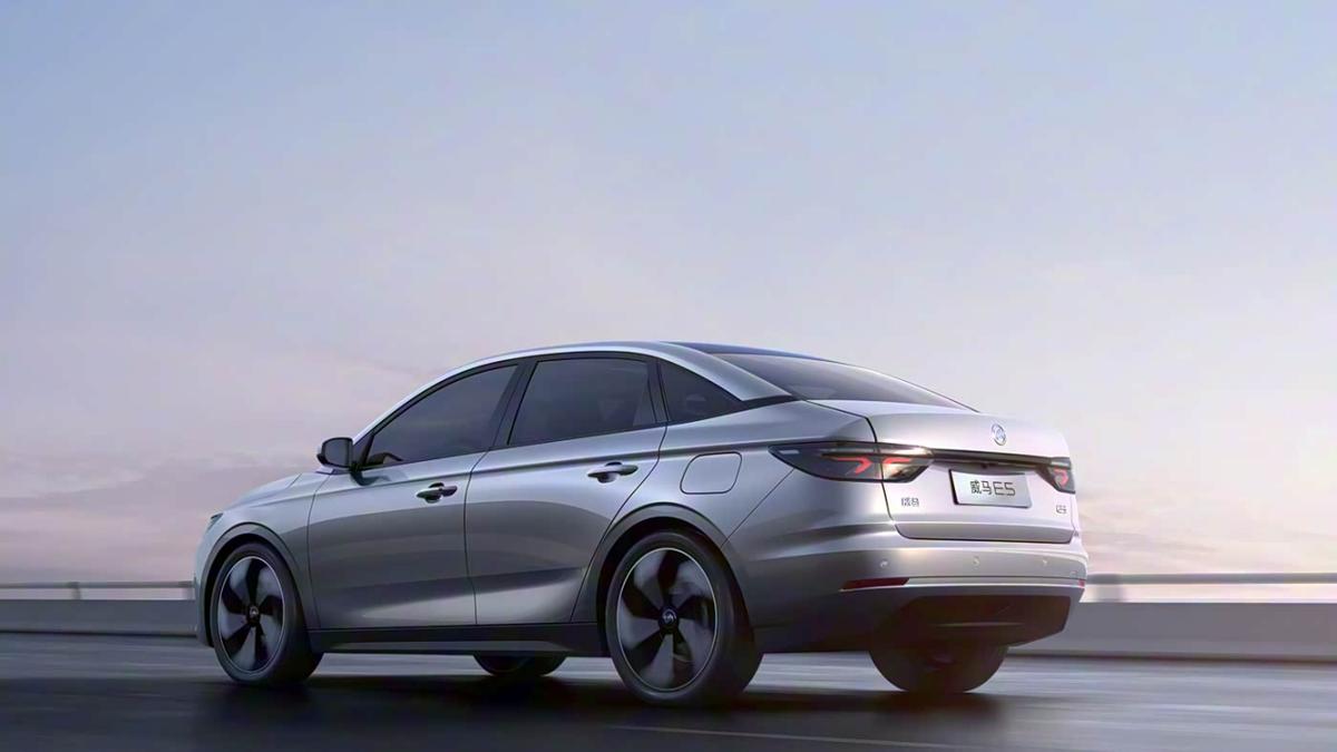 倒闭的“电动爹”，“破产”的新能源，被00后抢着买？