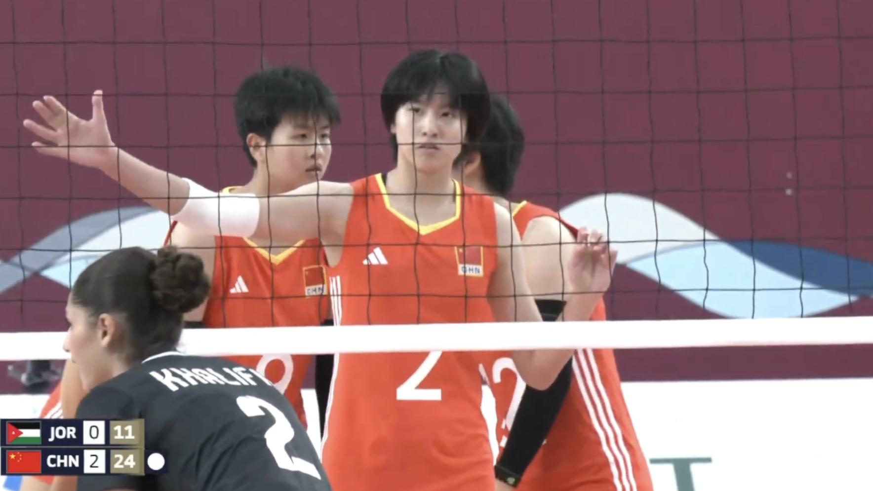 3-0！中国女排两连胜晋级八强，单局25-10，薛知驿遭遇争议判罚