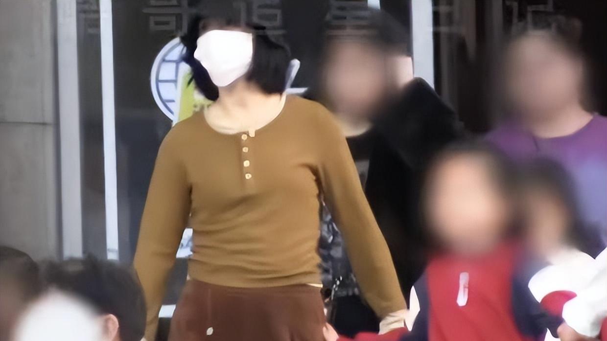 谢娜带三个女儿逛商场打扮低调，有说有笑画面温馨有爱