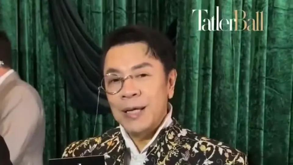 小S亮相金钟奖！出场强忍泪水，穿黑裙美翻，获奖后高喊: 姐谢谢你