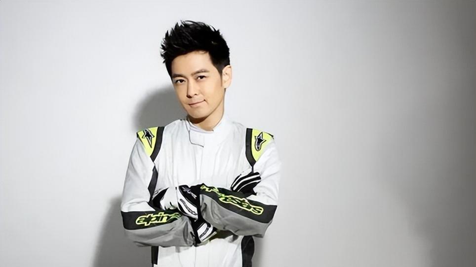 林志颖：十七岁神话的诞生与赛车手面具下的商人本性