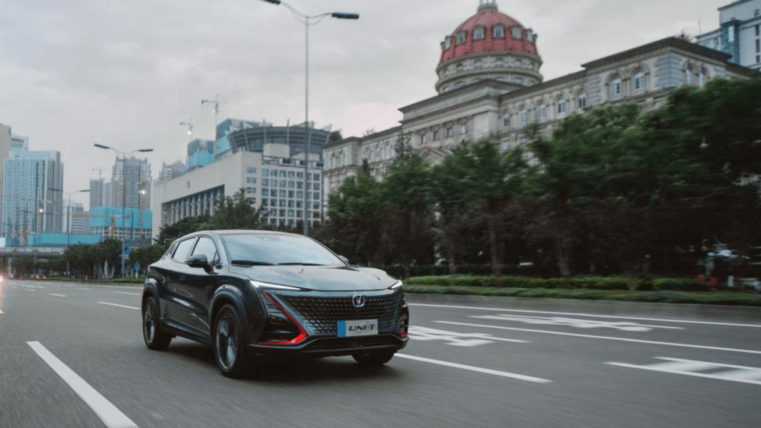 轮胎突然被扎，是换还是补？