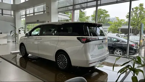 别克GL8 PHEV谍照曝光，MPV常青树终于“带电”归来