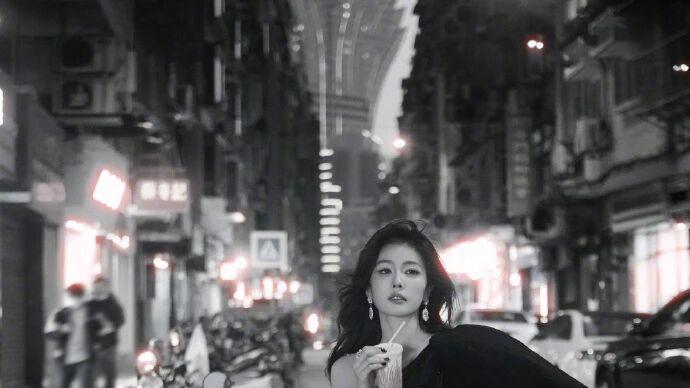 白鹿这波尖叫之夜造型，是把高定奢裹进港风骨相里的夜色美人诗