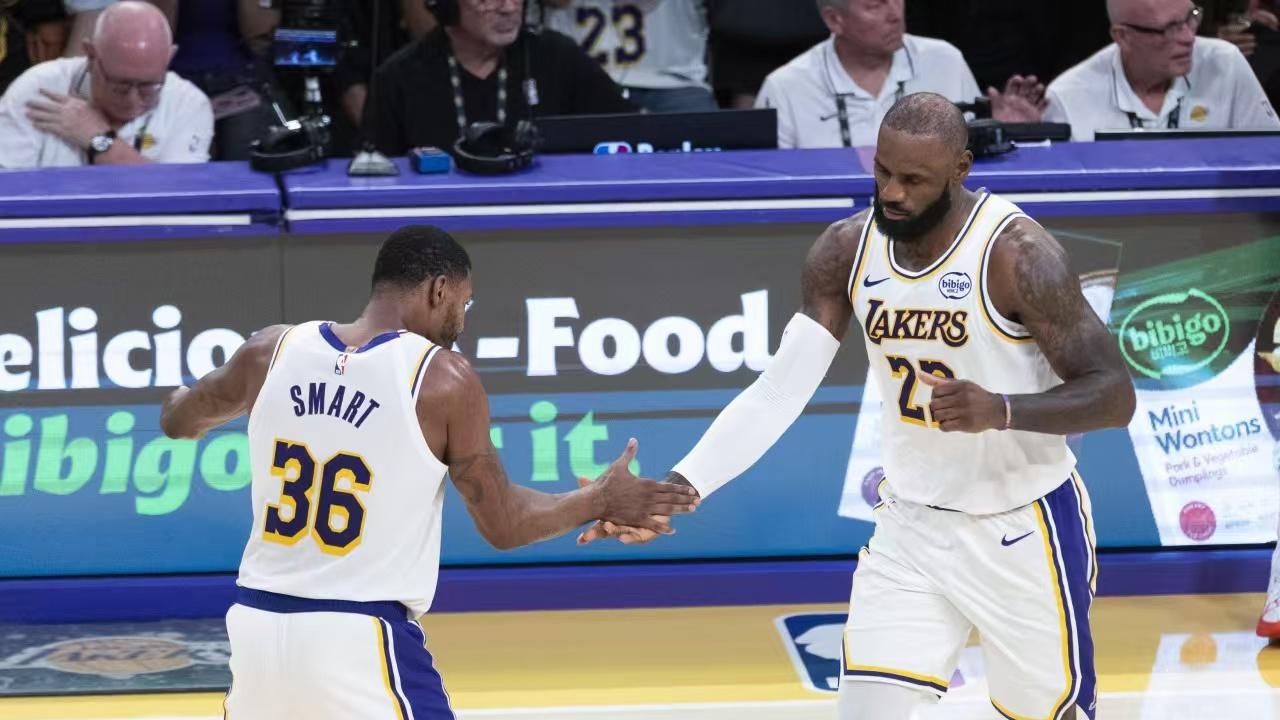 末节崩盘！湖人22分惨败活塞，输球谁担责？交易该提上日程