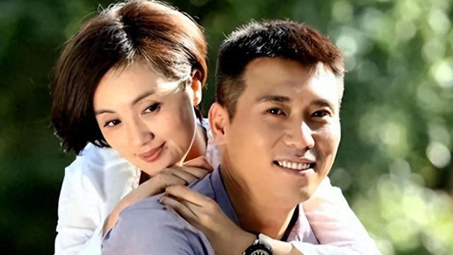 李乃文最新露面头发白了， 带着老婆参加饭局，老婆真容不输明星！