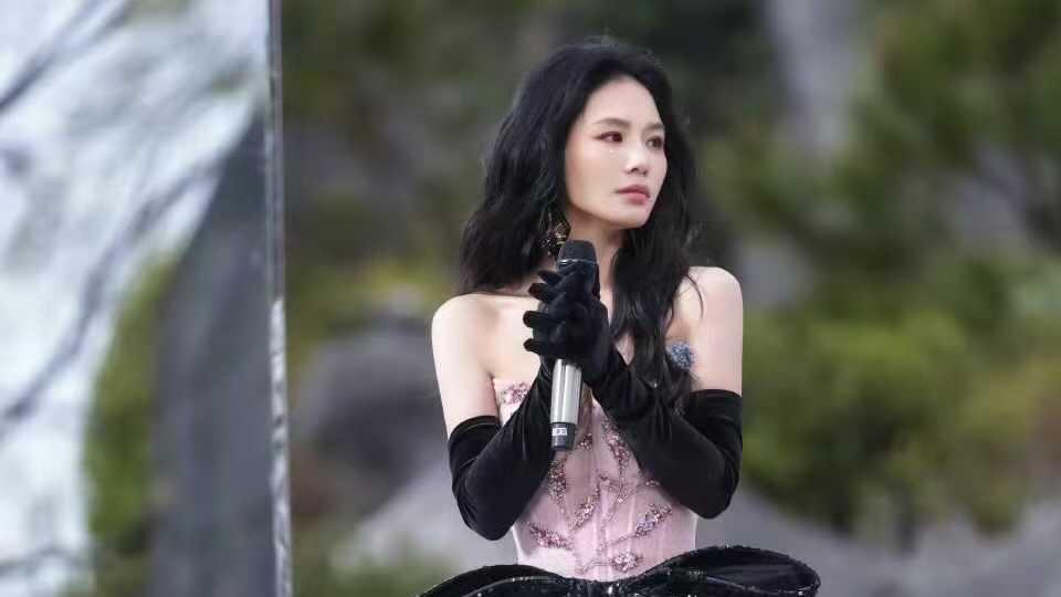 《浪姐6》：第四代超女单打独斗在淘汰边缘徘徊，36岁的她才80斤