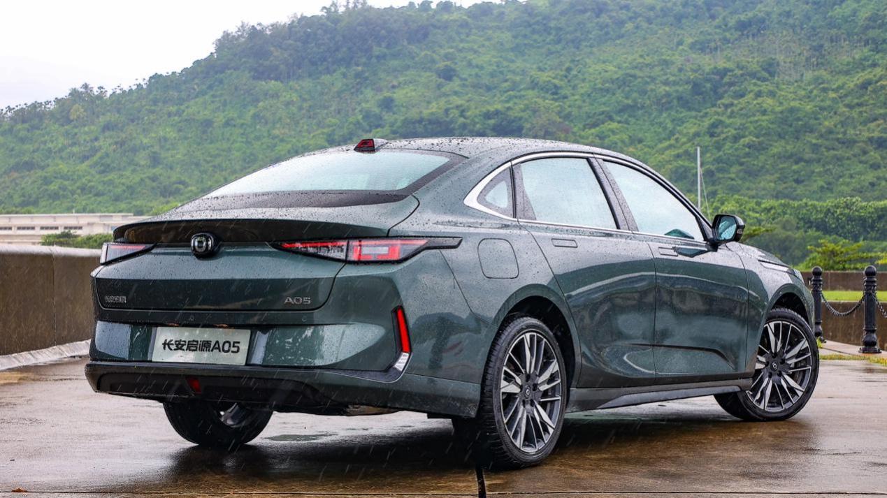 长安启源A05，1.5L插电式混动，轴距2765毫米，8.99万元起