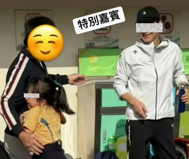 58岁黎明低调现身女儿运动会，7岁小公主身高到爸爸腰了，老婆罕露面气质出众