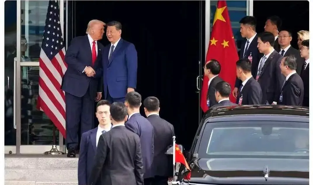 特朗普感叹中国的强大，西方大肆渲染中美平起平坐！