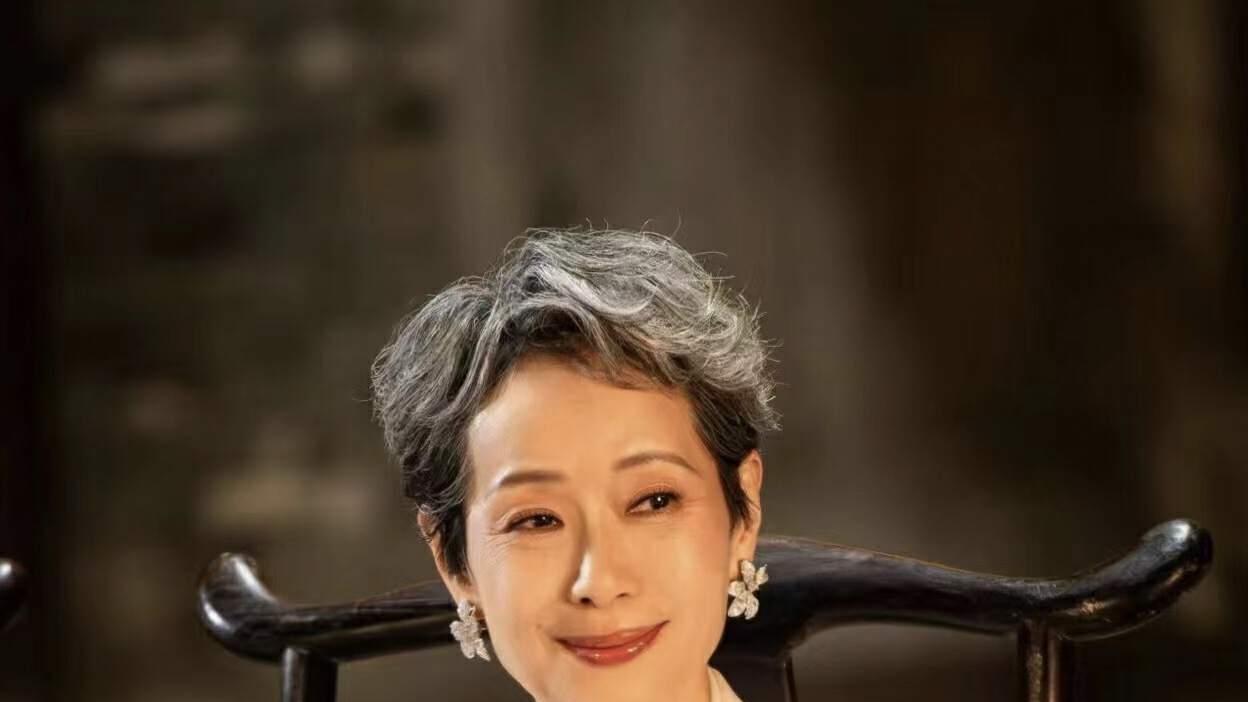 62 岁叶童遭遇惊魂一瞬：被粉丝强行拽下车，背后真相令人咋舌！