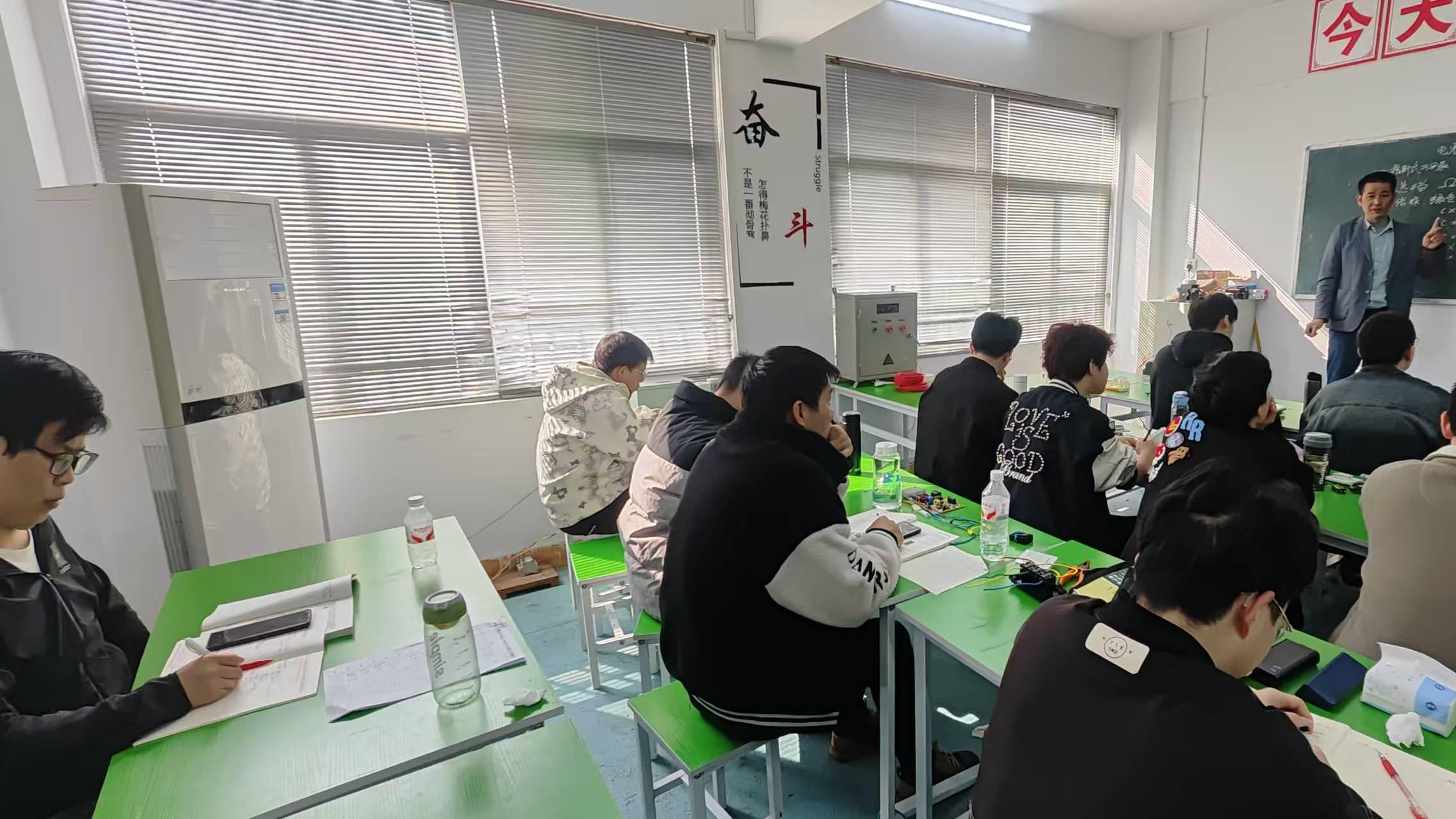 揭秘：武汉哪家电气自动化PLC培训机构课程实用性超强？