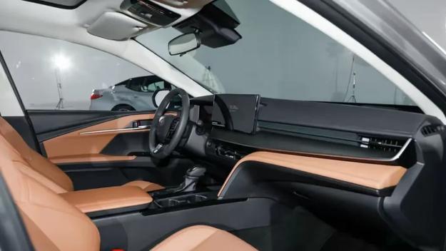 凯美瑞混动跌至12万，油耗4L加92汽油，家用真香吗？