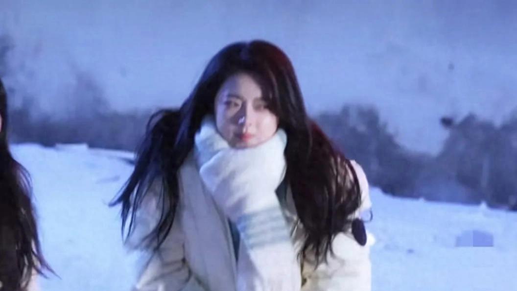 赵今麦穿白色丝袜现身冰天雪地！被冻的瑟瑟发抖，真是美丽动人。
