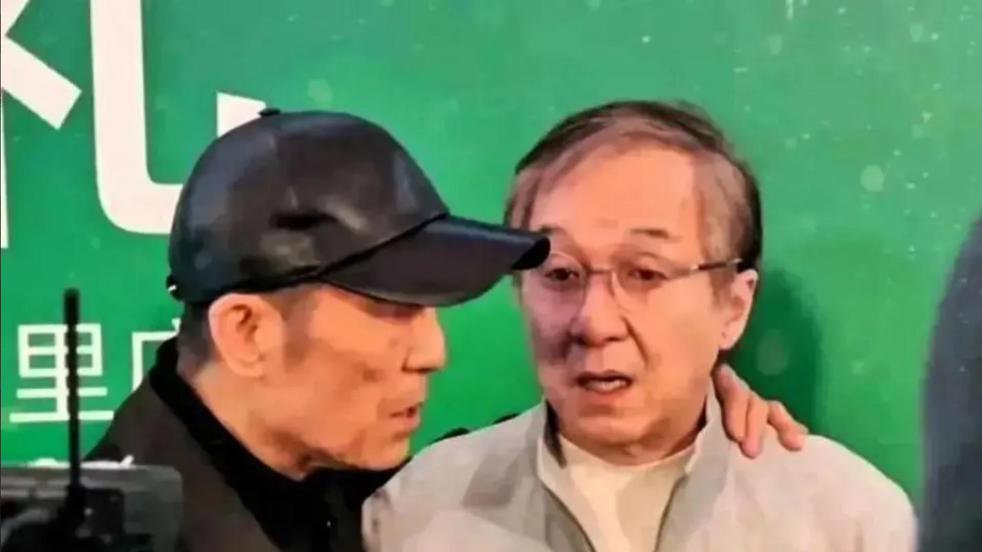 71岁成龙近况曝光！白发皱纹显老态，25亿身家还坚持拍戏