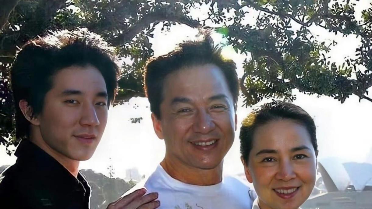 最新！房祖名发动态晒娃：3代成龙的基因？房祖名至今尚未回应！