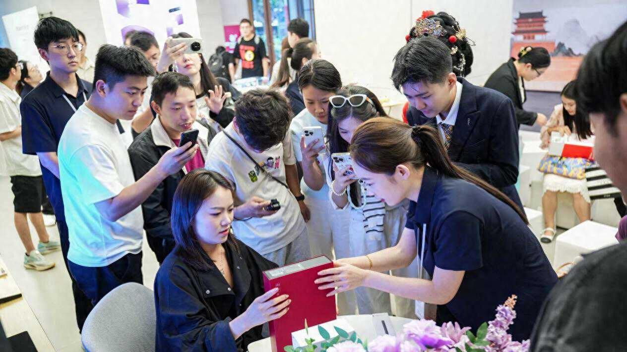 华为Mate XTs非凡大师首销火爆，杨幂马龙体验超级移动生产力工具