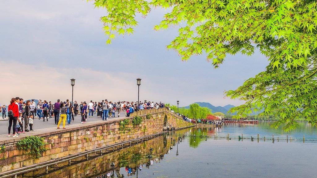 兔子警官李语蔚再上央视，柔性执法何以温暖杭州西湖的驾驶员？