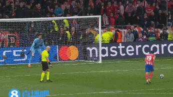 西蒙尼发布会反问记者：这里有人看到小蜘蛛二次触球了吗？请举手