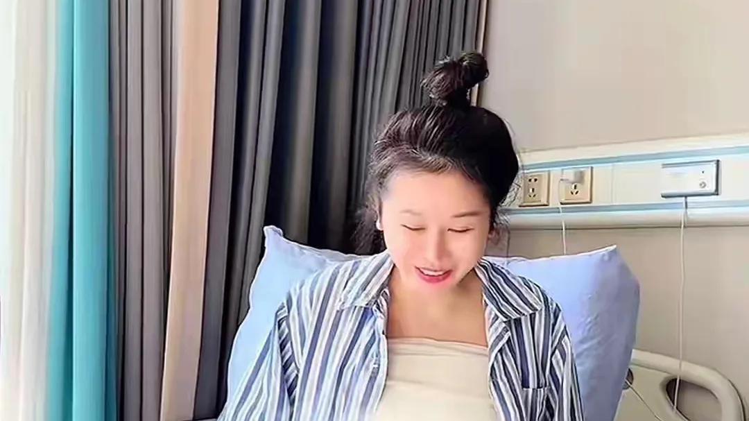 从“假胸撑破衣”到容貌焦虑：当代女性为何总被“完美”绑架？