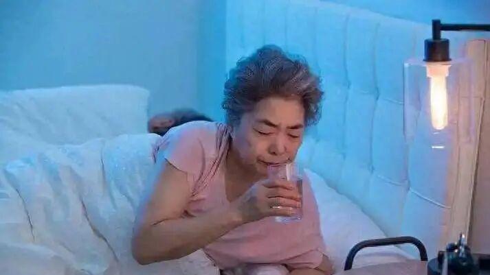 睡前有这3个习惯，堪比给尿酸‘喂糖’！夜尿多、关节僵的人，现在改还来得及！