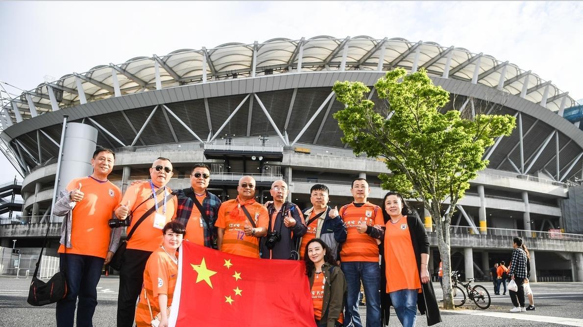 泰山队近期成绩低迷，球迷用“脚”投票，习惯躺平的俱乐部慌了