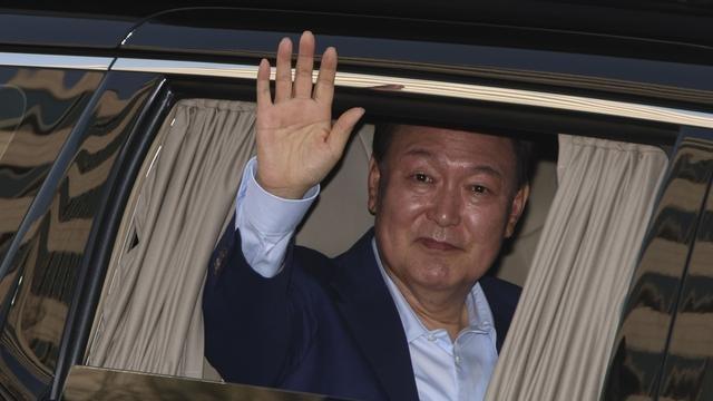 尹锡悦戴“红帽子”受审，姿态傲慢“拒不认罪”，最高可面临死刑