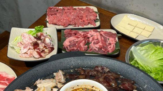 昆明的夜市江湖：烤豆腐与饵块的烟火人生