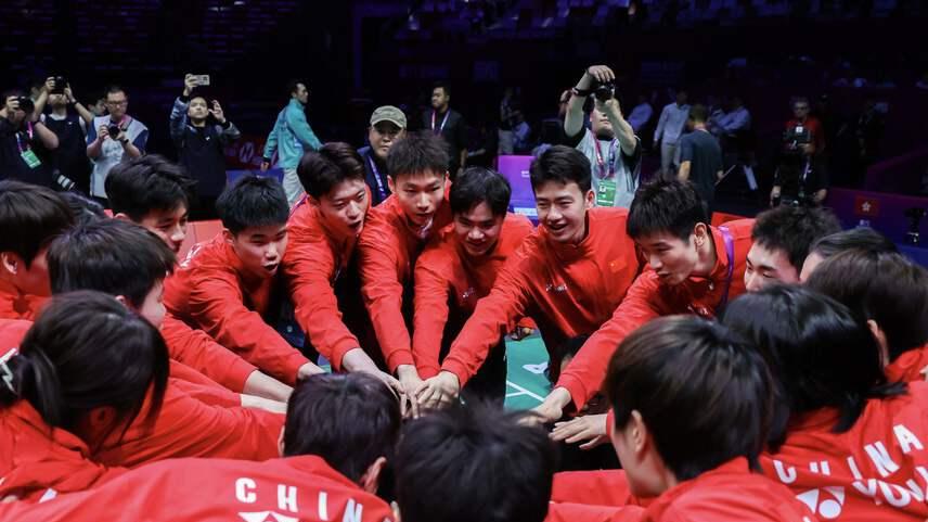祝贺！国羽夺得队史第14冠，连续击败日韩两强，众人冲场拥抱庆祝