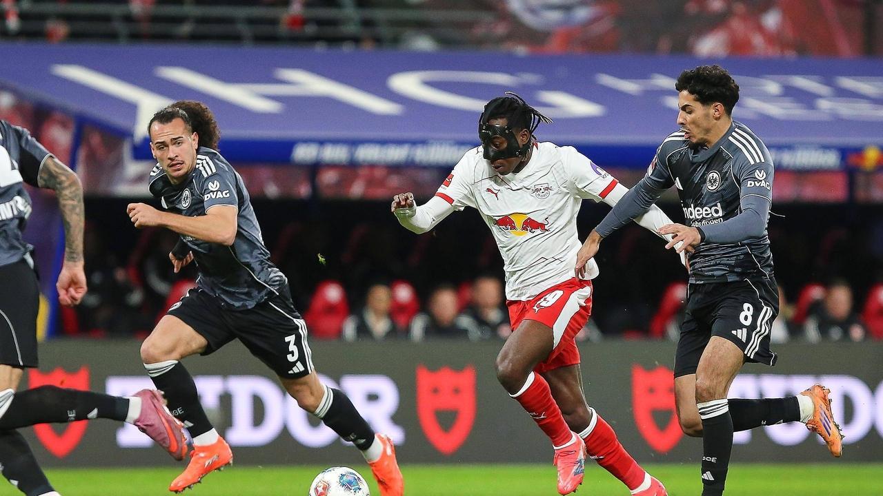 欧冠复仇战，巴萨状态火热战意拉满，法兰克福矛盾不断自我崩盘