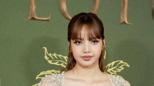 Lisa出席新剧首映礼，红毯造型大变样，欧美造型搭配韩流铁刘海