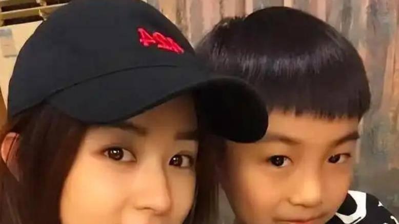 赵丽颖上海活动粉发刷屏！三个细节露出流量密码