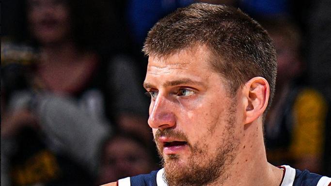 掘金6人得分上双，大胜火箭锁定西部第四，约基奇高效拿下18分7篮板7助攻，格林7投0中状态低迷。