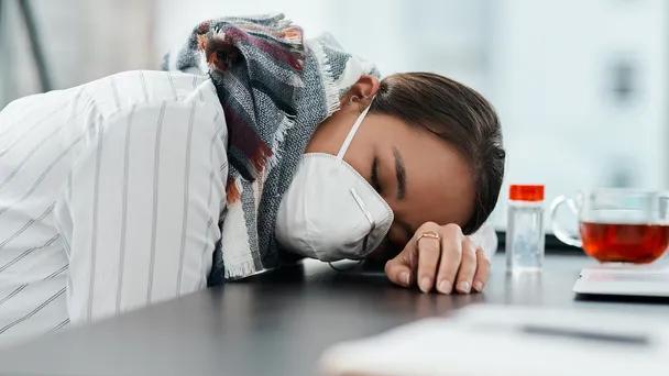 趁妻子睡了，岳母把我叫到隔壁房间，让我做对不起妻子的事