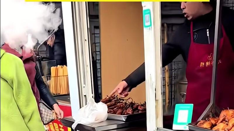 长春大妈25元买五花肉吃廋退肥  卖肉大哥回怼：狗吃了也不能退啊