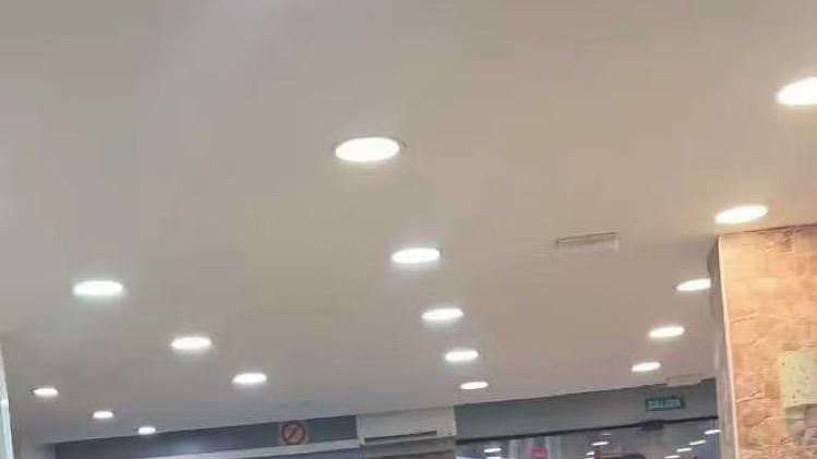 高圆圆西班牙吃麻辣烫，2助理陪同不让拍照，Rhea长得黑瘦更像爸